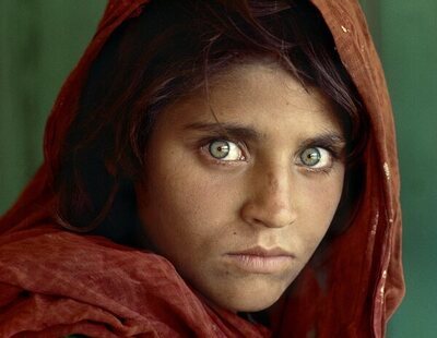 Qué fue de Sharbat Gula, la niña afgana de la icónica portada de National Geographic