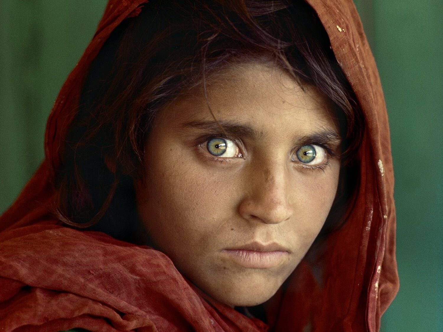 Qué fue de Sharbat Gula, la niña afgana de la icónica portada de National Geographic