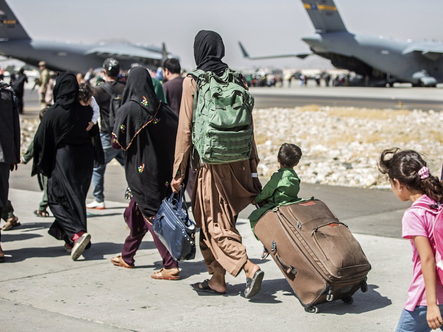 Dos explosiones en el exterior del aeropuerto de Kabul dejan al menos 95 muertos