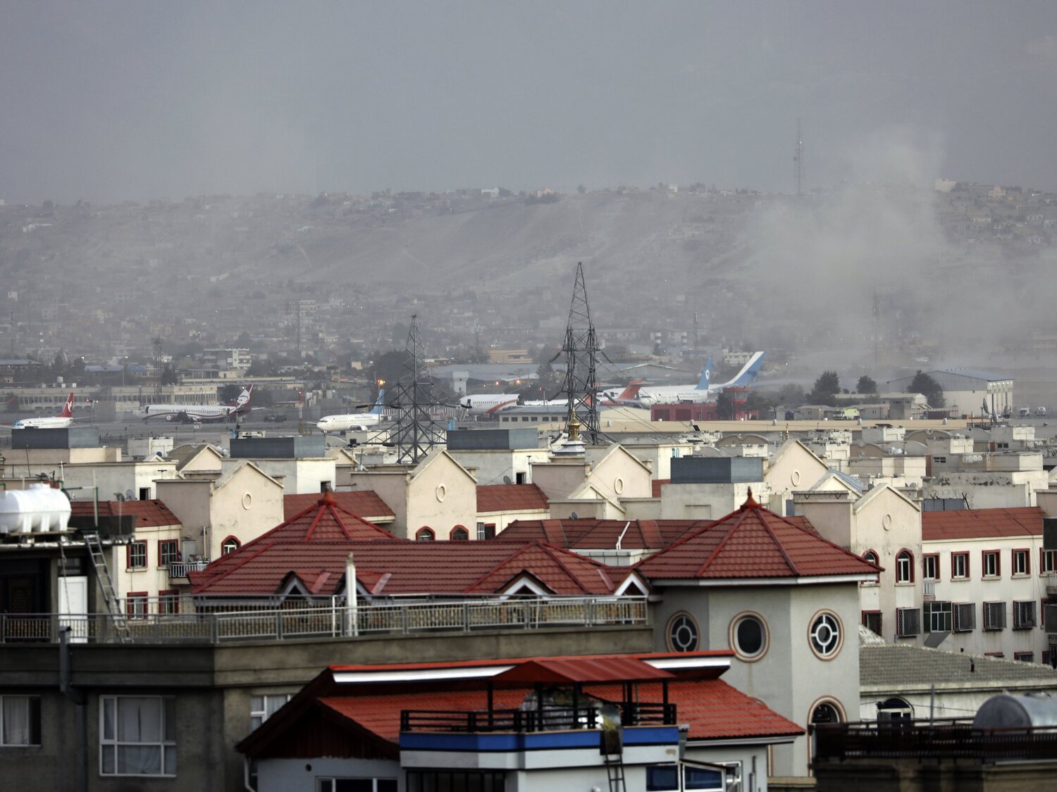 Un ataque con proyectiles junto al aeropuerto de Kabul deja al menos un niño muerto