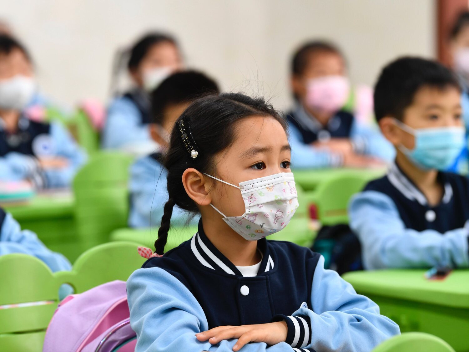 China prohíbe los exámenes a niños de 6 y 7 años y limita los deberes
