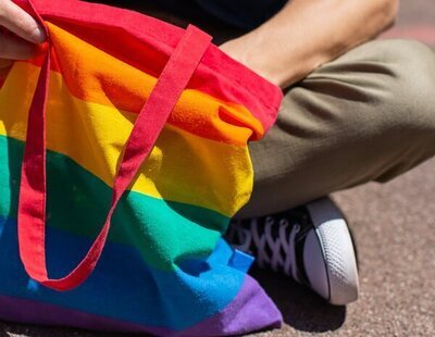Acosan y amenazan a una niña de 12 años en Vitoria por llevar una bolsa con la bandera LGTBI