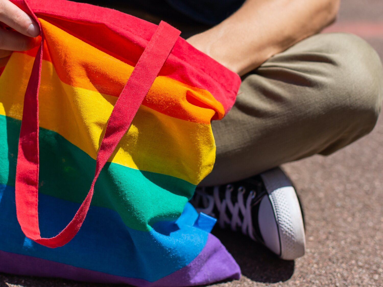 Acosan y amenazan a una niña de 12 años en Vitoria por llevar una bolsa con la bandera LGTBI