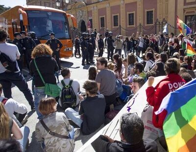 La Fiscalía pide 13 años de cárcel para los nueve jóvenes de Sevilla que boicotearon el autobús tránsfobo de Hazte Oir