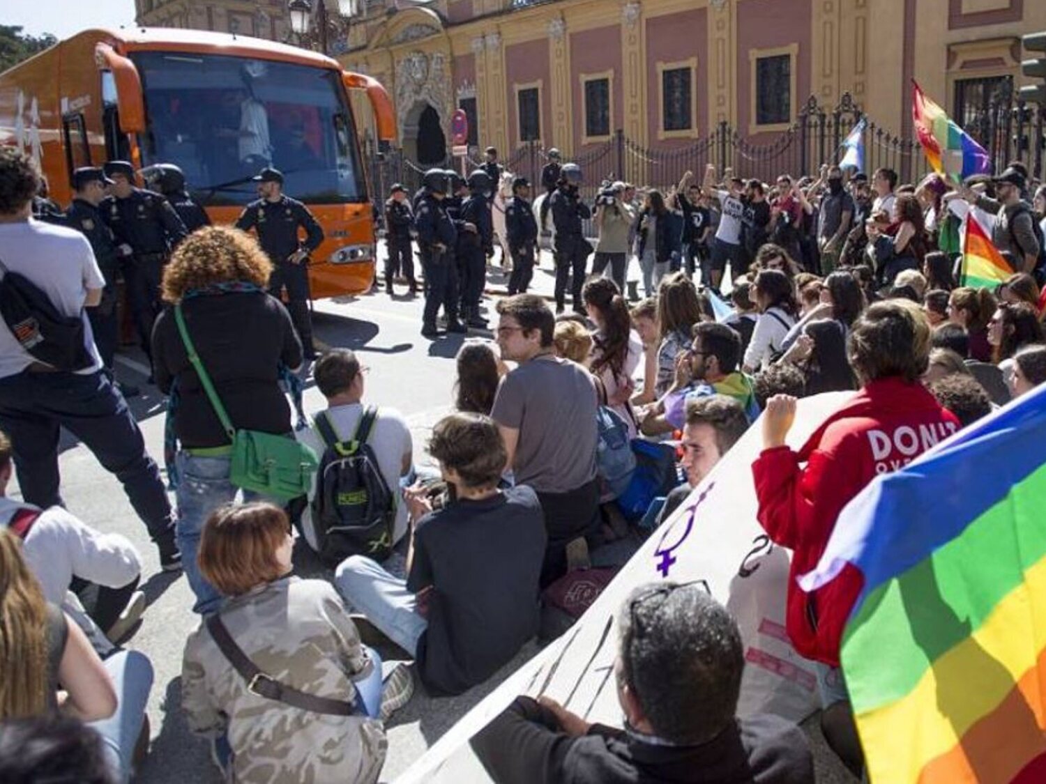 La Fiscalía pide 13 años de cárcel para los nueve jóvenes de Sevilla que boicotearon el autobús tránsfobo de Hazte Oir