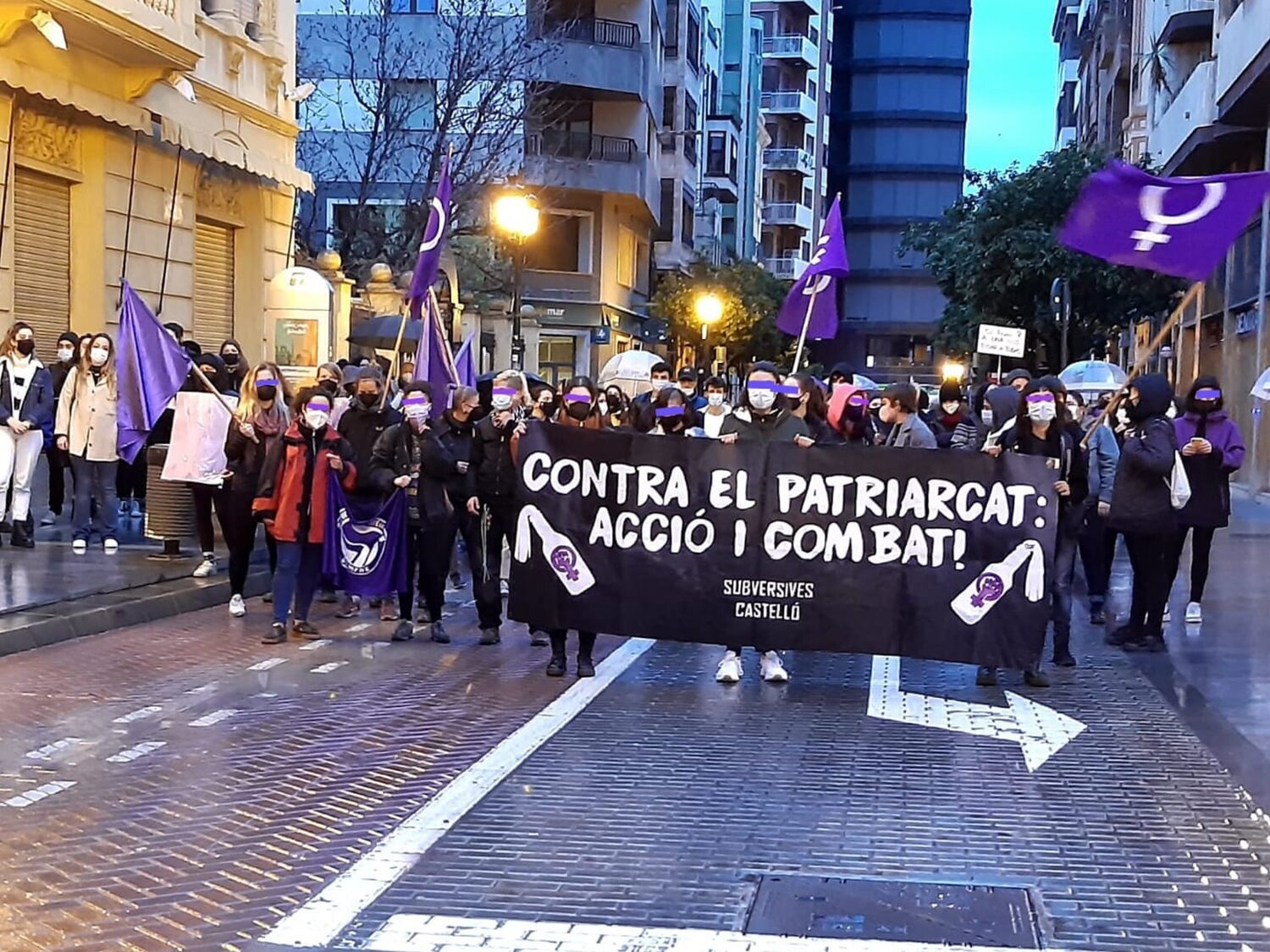 Un hombre amenaza con una pistola a las asistentes a un acto feminista: la policía lo califica de leve