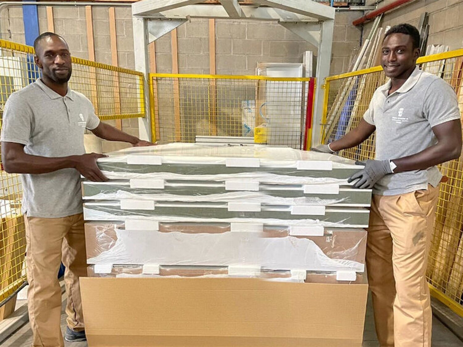 Ibrahima y Magatte, los dos senegaleses que ayudaron a Samuel, consiguen trabajo en una fábrica