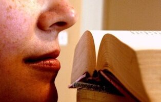 ¿Por qué nos gusta tanto el olor de los libros? La ciencia lo explica