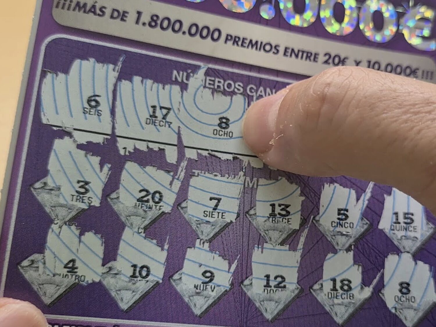 Gana 500.000 euros en el 'rasca y gana' y el lotero le quita el boleto para salir huyendo en moto