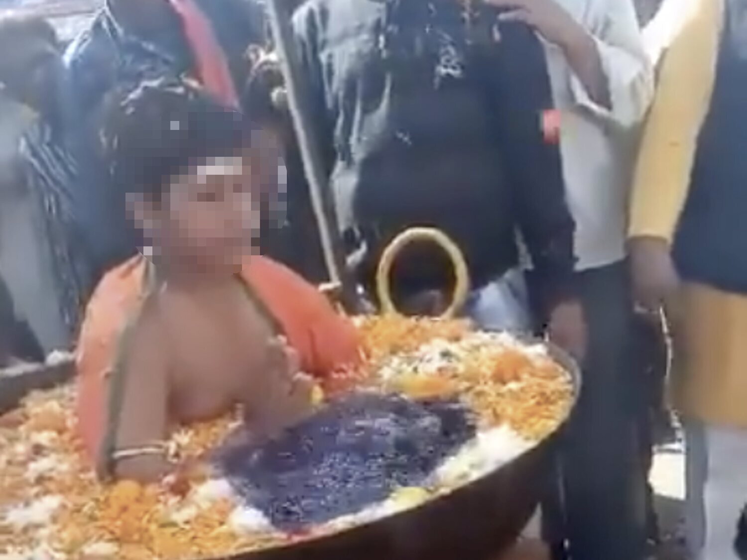 El vídeo de un niño dentro de una olla de agua hirviendo que indigna a las redes: ¿Un truco o habilidad?