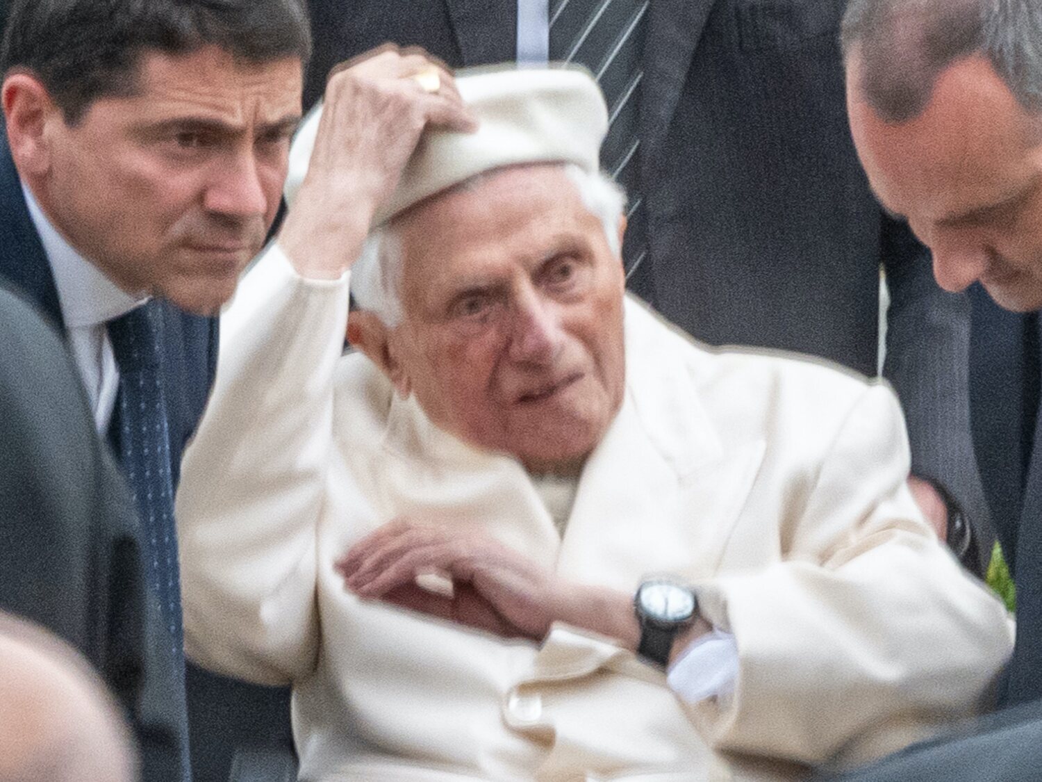 Benedicto XVI reaparece y dice que el matrimonio igualitario es "una deformación de la conciencia"