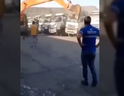 Un empleado destroza con una excavadora todos los camiones de su empresa al no cobrar su sueldo
