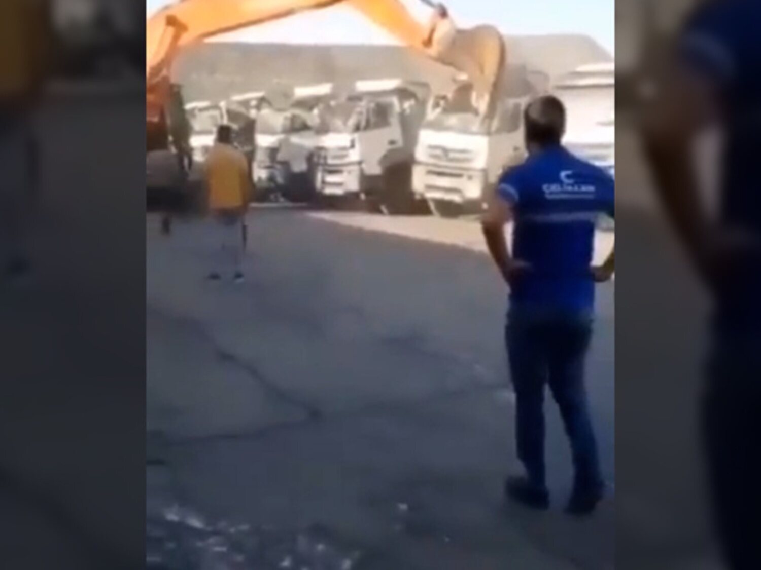 Un empleado destroza con una excavadora todos los camiones de su empresa al no cobrar su sueldo