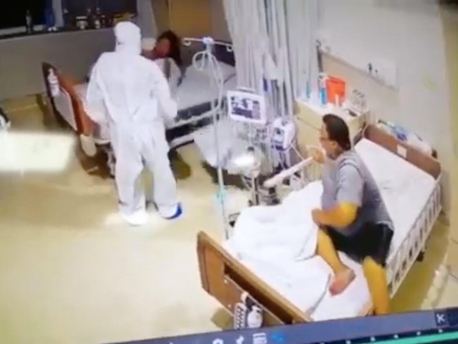 Una paciente confunde a un sanitario con EPI con un fantasma y sus gritos despiertan a todo el hospital