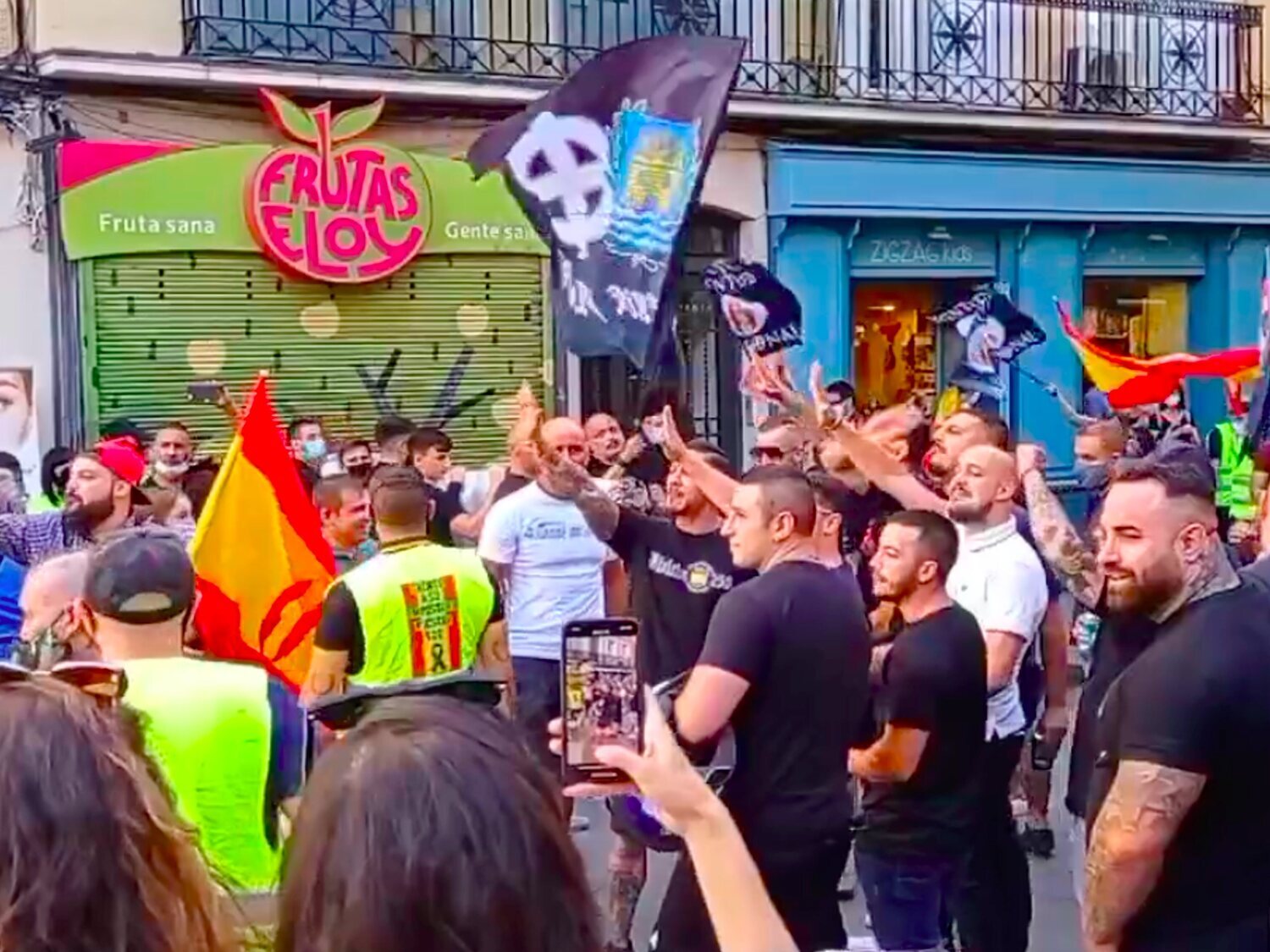 El Gobierno llevará a la Fiscalía la manifestación neonazi en Chueca con gritos de "fuera maricas"
