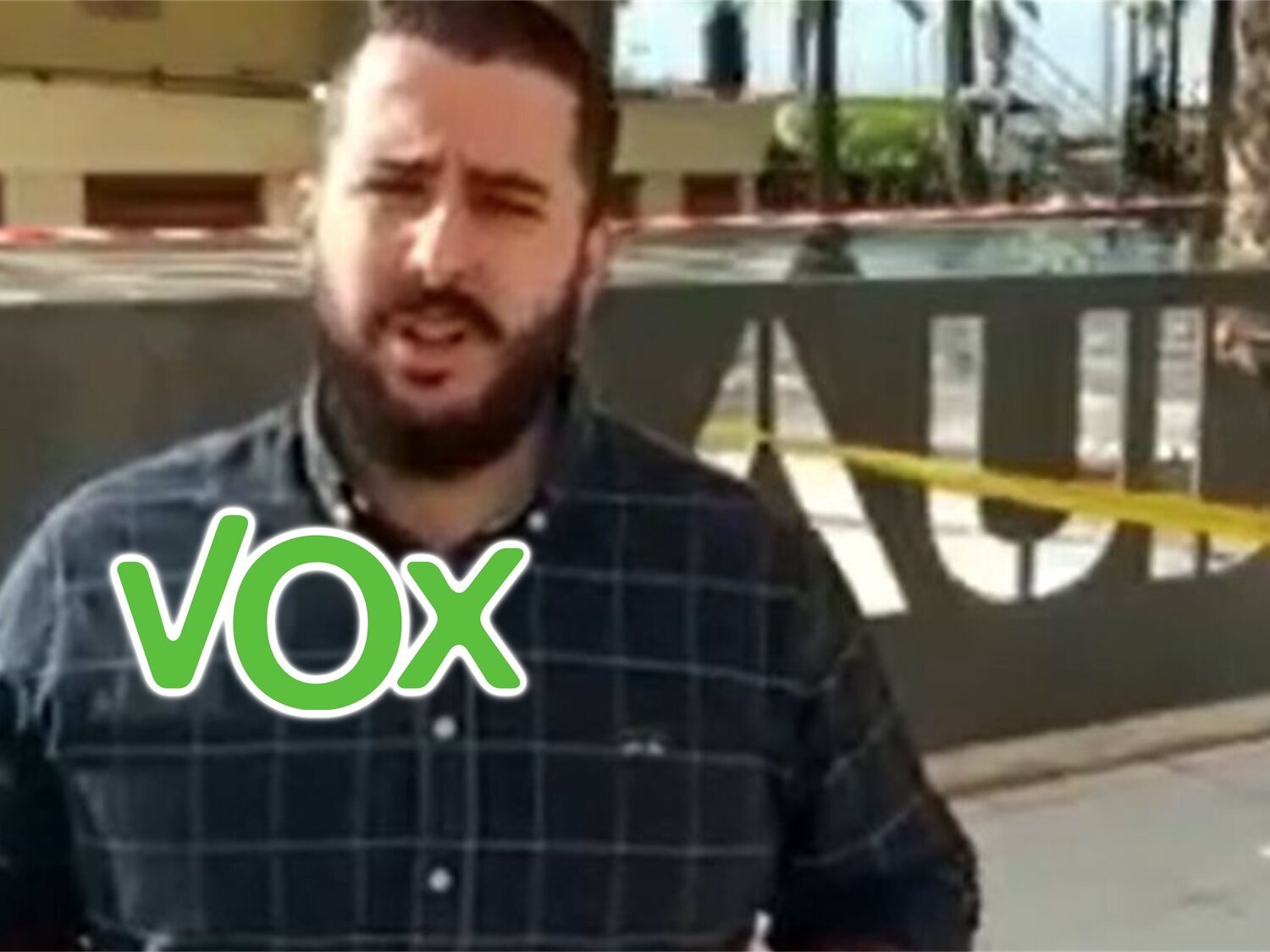 Ridículo de VOX en Alicante: critica la "inmersión lingüística" de un cartel y ni siquiera estaba terminado