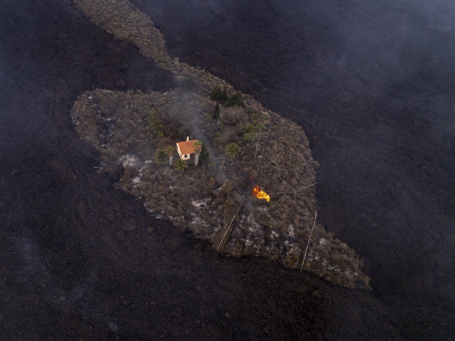 La historia de la 'casa del milagro' de La Palma: qué hay tras la única vivienda que se salvó de la lava