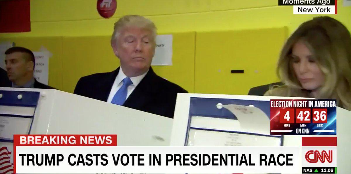 La imagen del día por ahora es ésta: Donald Trump mira por encima del hombro a quién vota su mujer Melania...
