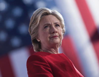 Hillary Clinton sonríe en su discurso de concesión