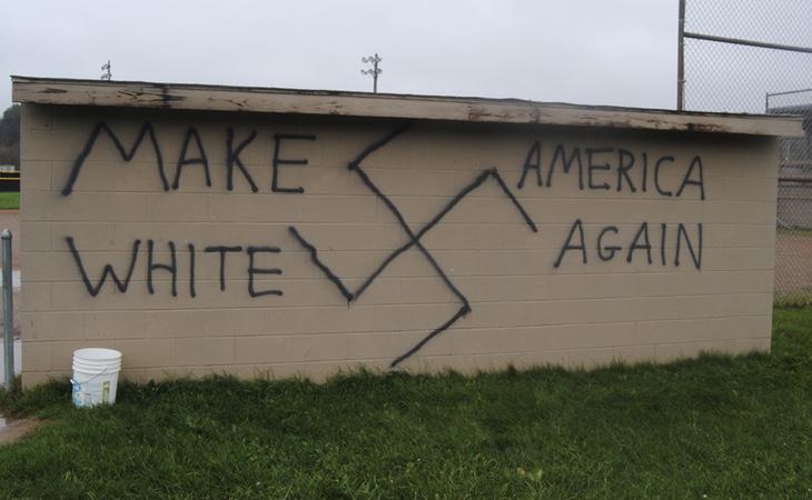 El graffiti juega con el eslogan de Trump 'Make America great again', pero animándole a que América 'vuelva a ser blanca'