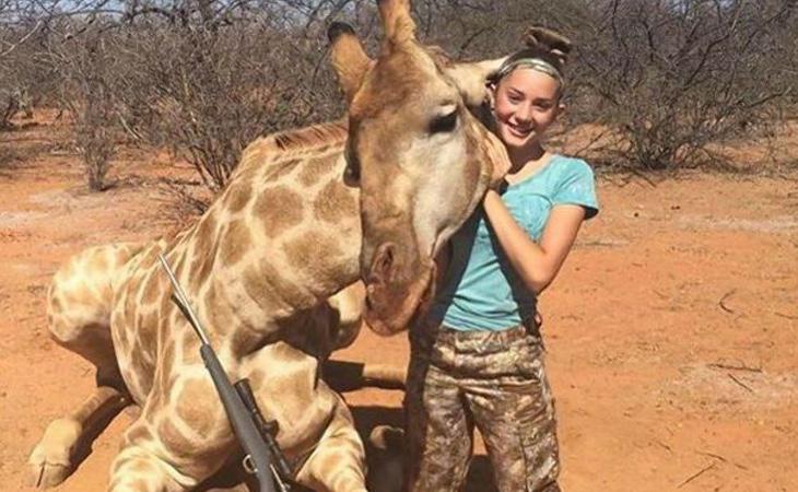 La niña posó con el corazón de la jirafa en su mano