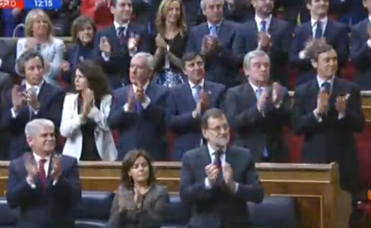 El Congreso está a rebosar. El Partido Popular se deshace en aplausos a los monarcas.