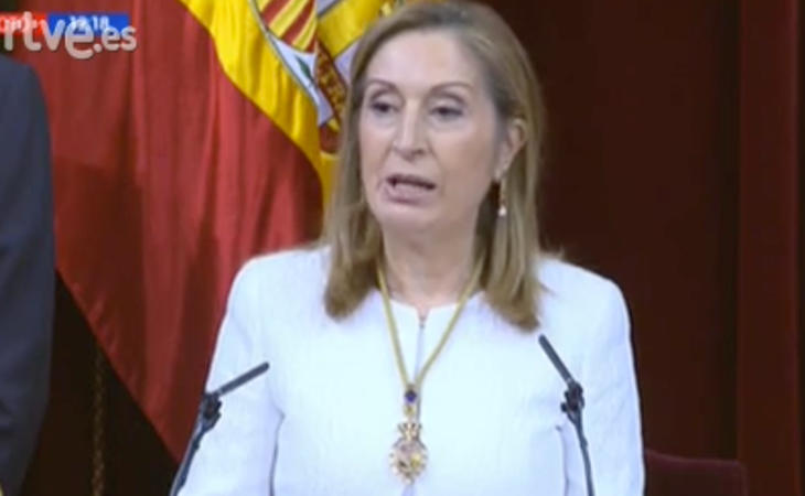 Ana Pastor alude a la Constitución que han votado todos los españoles. Los mayores de 56 años quiere decir