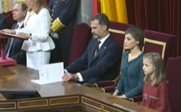 El Rey Felipe repasando su discurso mientras Ana Pastor no deja de hablar