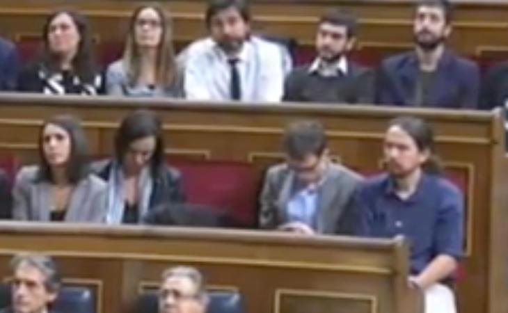 Íñigo Errejón, con el móvil durante el discurso del rey Felipe VI