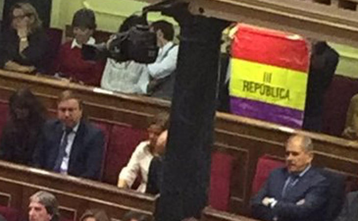 Mientras Felipe VI da su discurso, alguien ha colgado la bandera de la República