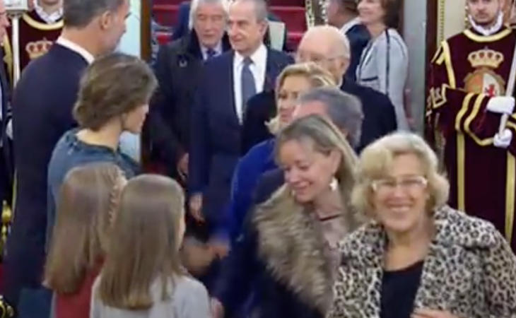 Manuela Carmena no ha querido pasar desapercibida y ha optado por un abrigo de leopardo. Discreta.