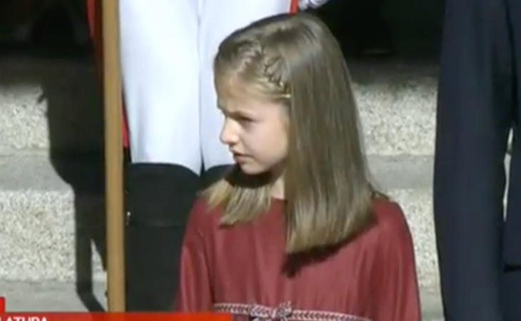 La Princesa de Asturias muy atenta al desfile militar