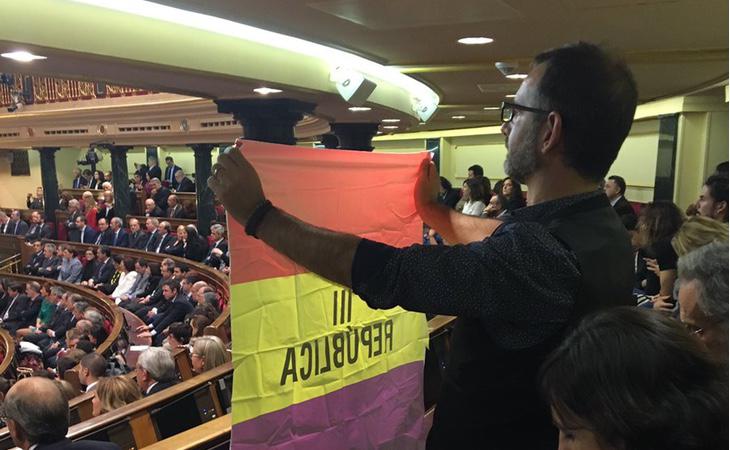 Un senador de IU ha mostrado una bandera republicana durante el discurso del Rey