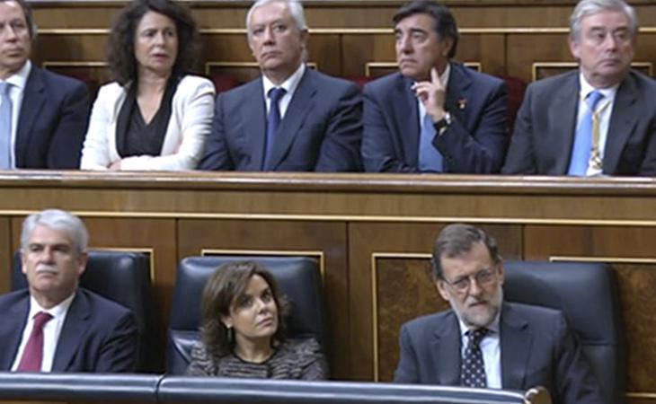 Rajoy y los demás parlamentarios escuchan con atención el discurso de Felipe VI