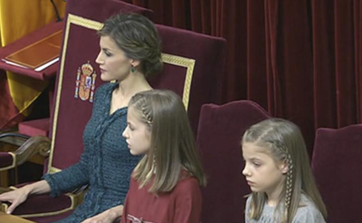 Letizia, Leonor y Sofía escuchan al Rey