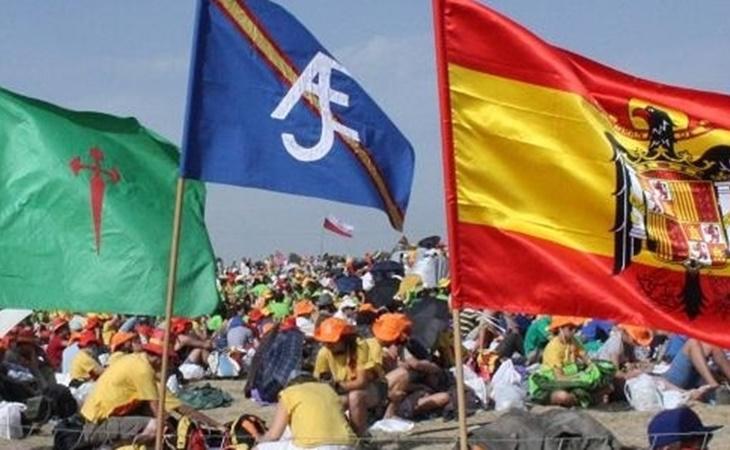 De izquierda a derecha, banderas de Movimiento Católico Español, Acción Juvenil Española y del águila de San Juan