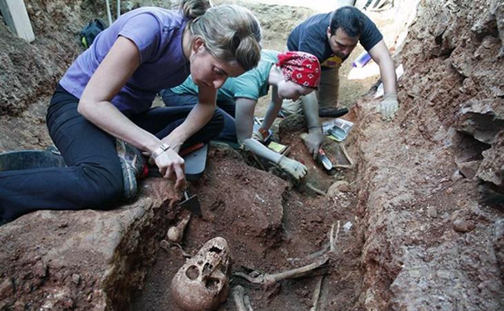 Exhumación de una fosa común en Encinasola (Huelva)