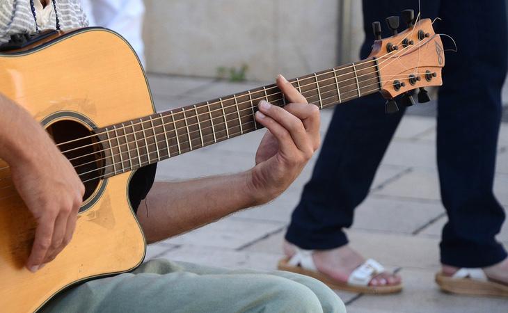 Los amigos alquilados pueden enseñarte a tocar un instrumento o a hablar un idioma