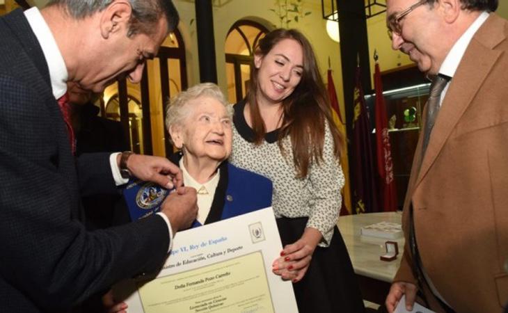 Fernanda recibió la característica beca azul de Química