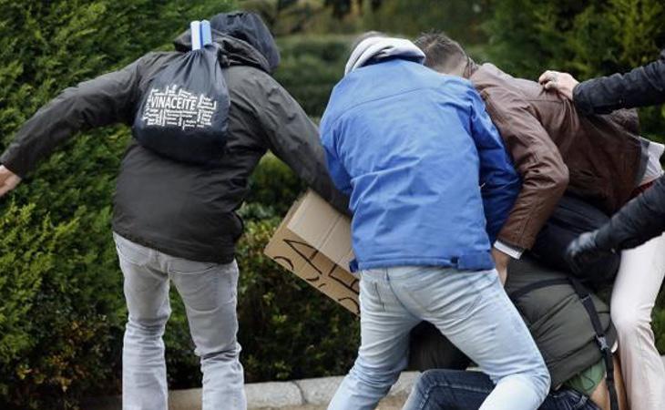 Momento en que Lagarder es agredido por un grupo de franquistas (EFE)