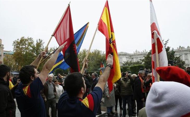 En el acto no faltaron símbolos franquistas