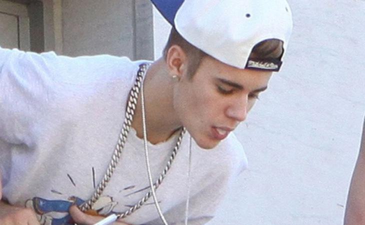 Justin Bieber escupiendo a sus fans desde el balcón Fuente: Daily Mail