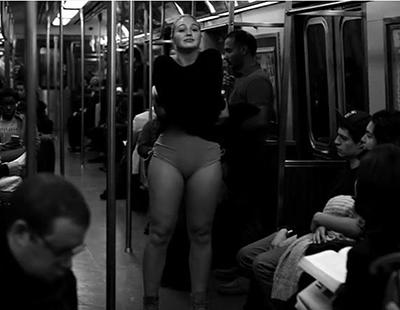 Una modelo se desnuda en el metro para luchar contra los cánones de belleza