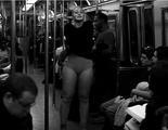 Una modelo se desnuda en el metro para luchar contra los cánones de belleza