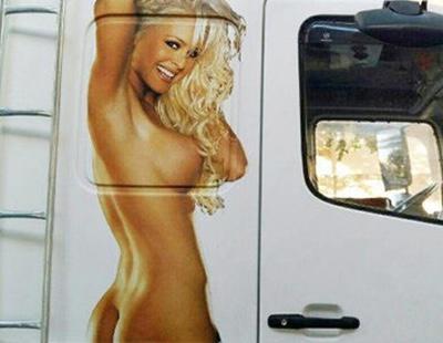 Denuncian a una empresa de transportes por llevar la imagen de una mujer desnuda como reclamo