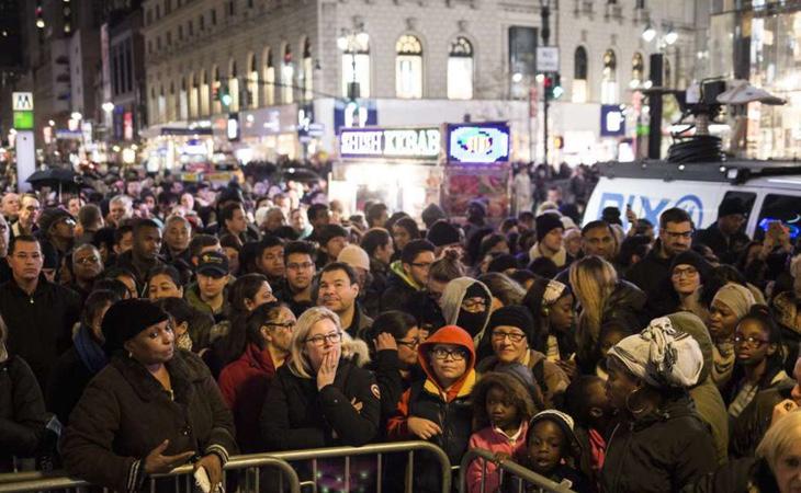 Cientos de personas esperan a que abran los almacenes Macy's en Nueva York (New York Times)