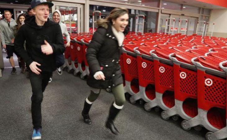 Nada más abrirse las puertas de las tiendas de EEUU, no había tiempo que perder (AFP)