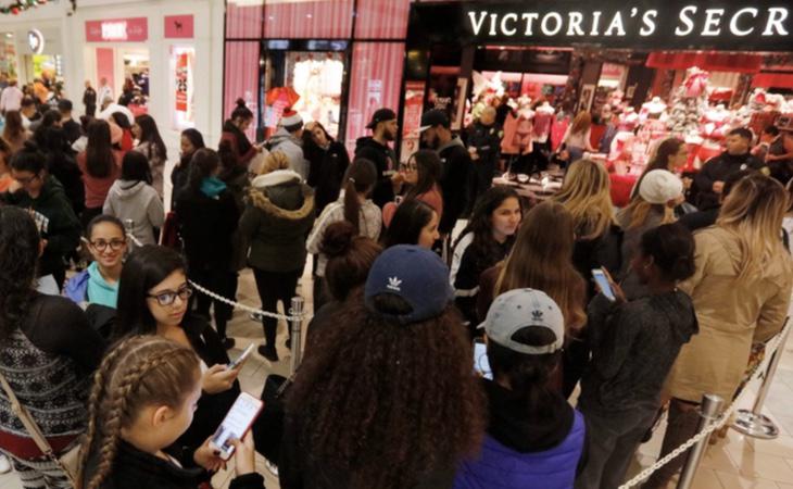 Decenas de mujeres hacen cola ante la tienda de lencería Victoria's Secret en Massachusets