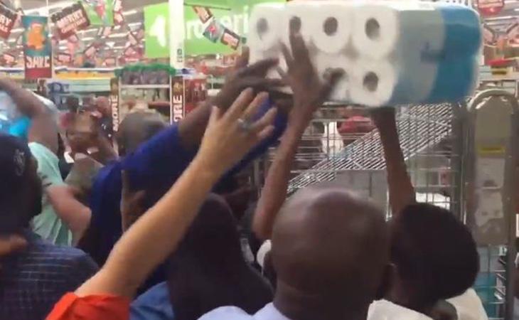 Compradores peleándose por comprar los rollos de papel más baratos en Sudáfrica (24/7 eyes)