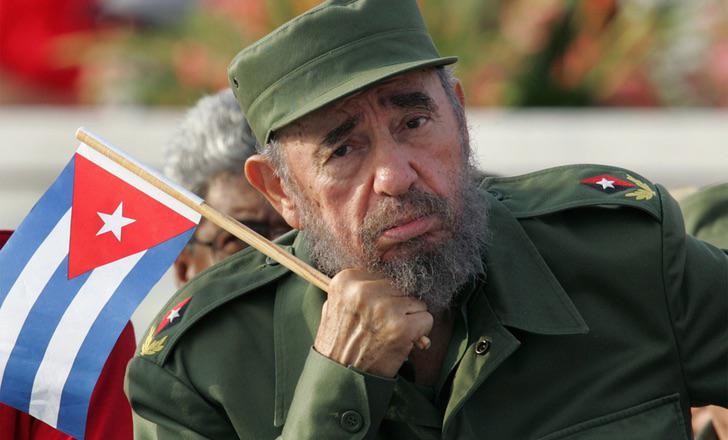 Fidel Castro, con la bandera cubana